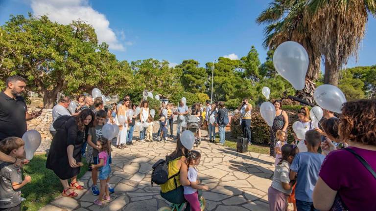 Las familias lanzaron globos al aire en recuerdo de sus hijos fallecidos. foto: àngel ullate