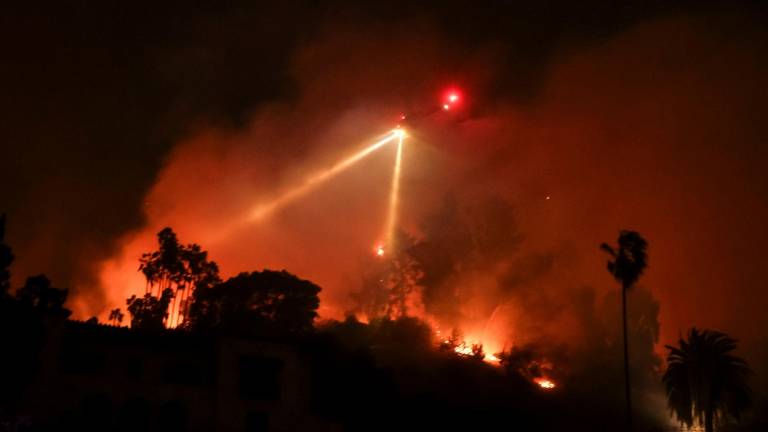 Un helicóptero ayuda a sofocar uno de los incendios de Los Angeles. Foto: EFE