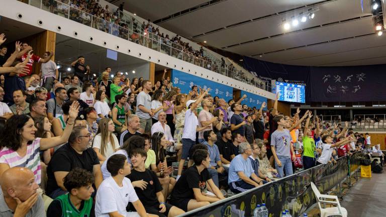 Las gradas estuvieron más llenas por la noche para disfrutar del Manresa-Joventut. foto: Ángel Ullate