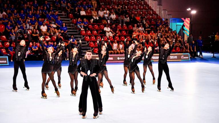 Los patinadores del grupo show pequeño del Artistic Skating Cunit. FOTO: FCP