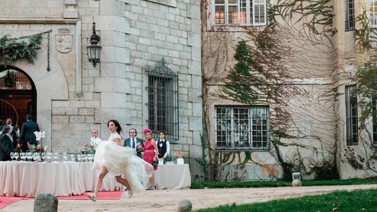 $!Margot (Anna Castillo) huye de su propia boda. Foto: Netflix