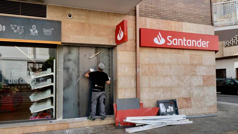 El cajero de la sucursal está en la avenida Catalunya. Foto: Joan Revillas