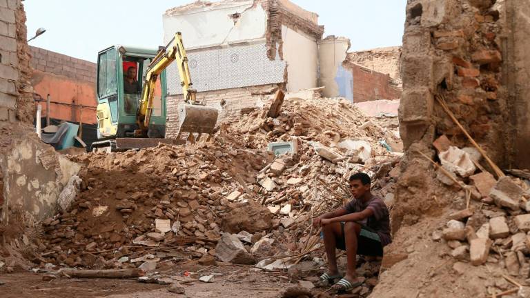 Desescombrado de un edificio afectado por el terremoto en el barrio de la judería de la ciudad antigua de Marrakech. foto: traspaderne/efe