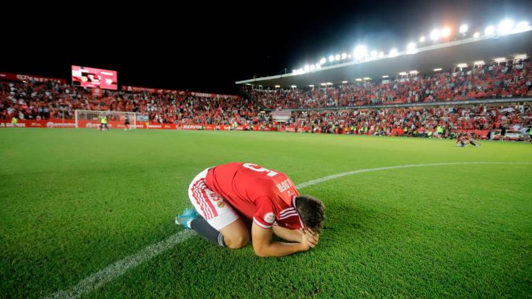 Unai Dufur, tendido sobre el césped tras la crueldad vivida en la final del play-off. Foto: Marc Bosch