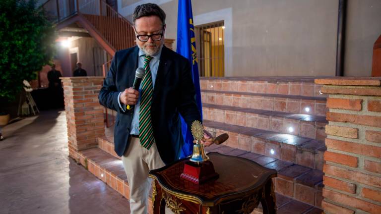 El subdelegado del Gobierno de España en Tarragona, Santiago Castellà, con la campana rotaria. Foto: Marc Bosch