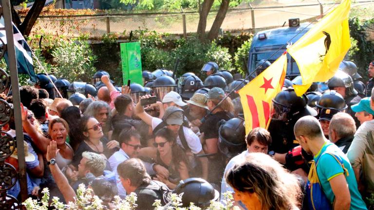 Manifestants dispersats amb gas a l’entrada del Parc de la Ciutadella. Foto: ACN