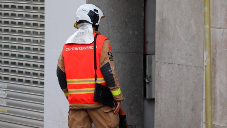 El jefe de intervención de los Bombers que está trabajando en la calle Unió de Tarragona, entrando en un edificio con riesgo de derrumbamiento. Foto: ACN