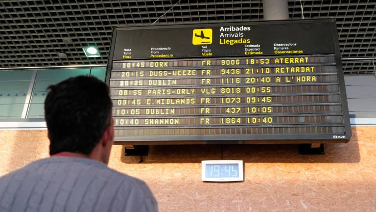 Las pantallas del Aeropuerto anunciando el primer vuelo. Foto: Fabián Acidres
