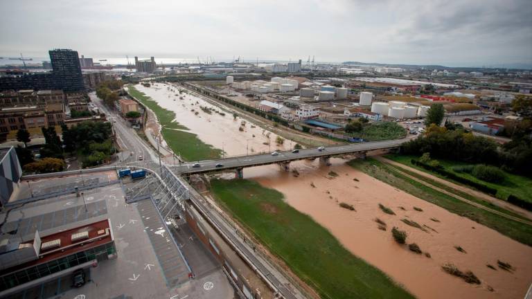 El río Francolí desbordado tras las lluvias con el polígono de fondo. foto: marc bosch