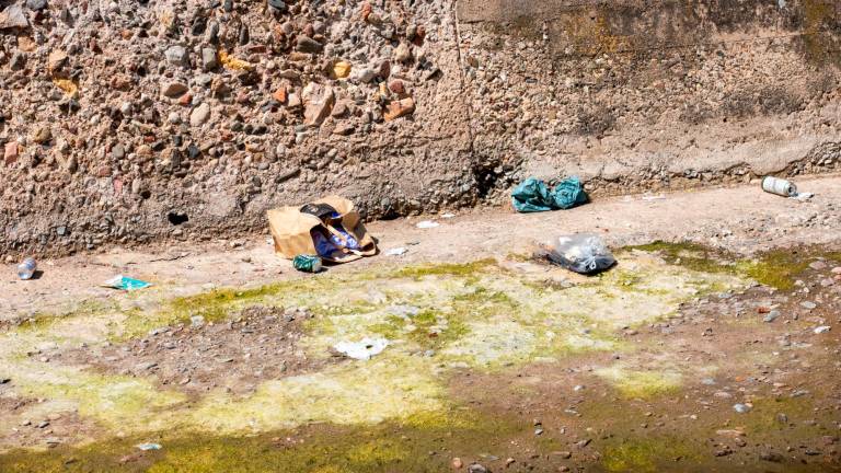 Algunos de los desperdicios que han quedado tirados en el canal, que prácticamente está seco. foto: Marc Bosch