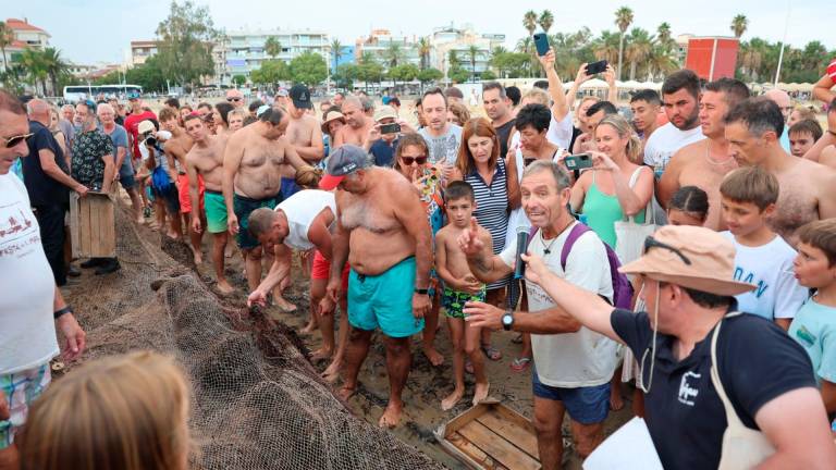 Uno de los momentos de la demostración de pesca tradicional en la playa del Regueral. Foto: Alba Mariné