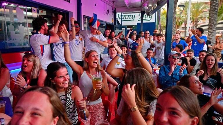 Jóvenes francesas celebran el rápido gol de su selección en Salou. Foto: Alfredo gonzález