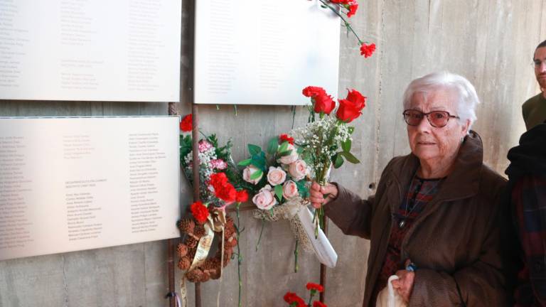 La Magda García, veïna de Viladecans, mostra la placa on es recorda el seu pare, un dels combatents de la batalla de l’Ebre. Foto: ACN