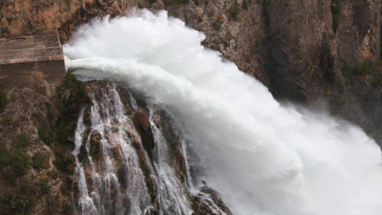 Sortida d’aigua en el marc de l’operació al pantà de Camarasa. Foto: ACN