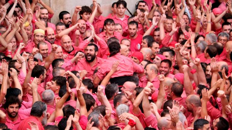 Celebración de la Colla Vella tras descargar su pilar de 8 amb folre en Santa Úrsula. Foto: ACN