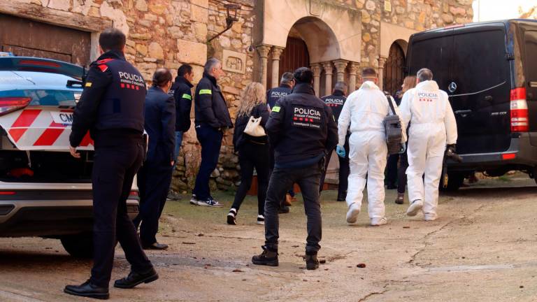 Los Mossos d’Esquadra registran la casa del presunto autor de la muerte de su pareja en la Morera de Montsant. Foto: ACN