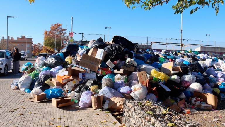 Imagen de los cientos de bolsas de basura acumuladas en el área de emergencia ubicada en las afueras de L’Arboç. Foto: ACN