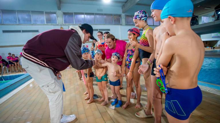 $!Carles Coll saludando a uno de los niños del CN Tàrraco. Foto: Marc Bosch