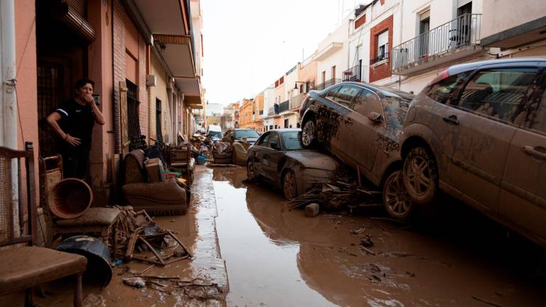 Coches apilados en una calle de Alcúdia, a causa de la DANA. Foto: Mathias Rodríguez