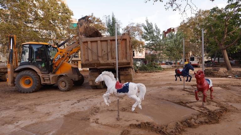 Trabajos de limpieza en la localidad valenciana de Algemesí afectada por la dana. Foto: EFE