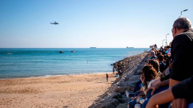 El simulacro que han hecho en la playa este domingo. Foto: Marc Bosch