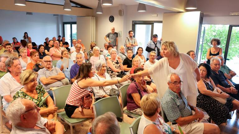 Cerca de un centenar de vecinos se reunió ayer en el Centre Cívic de Vilafortuny. Foto: Alba Mariné