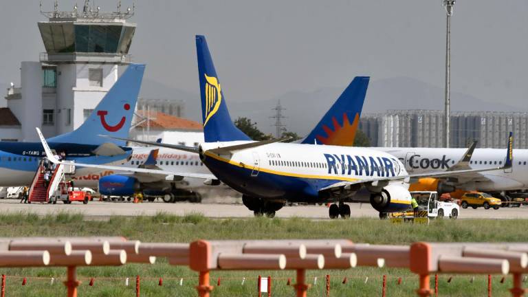 Un avión de Ryanair circulando por las pistas del Aeropuerto de Reus. Foto: Alfredo González