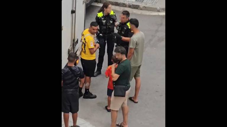 Captura del vídeo grabado por un vecino de la zona en el que se ve una intervención de la Policía Local de Mataró tras un altercado entre varios hombres y Mounir Nasraoui, el padre del jugador internacional del F.C. Barcelona Lamine Yamal, que explica a los agentes que le habían agredido. Foto: EFE