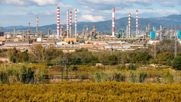 Panorámica del complejo industrial de Repsol en Tarragona. foto: marc bosch