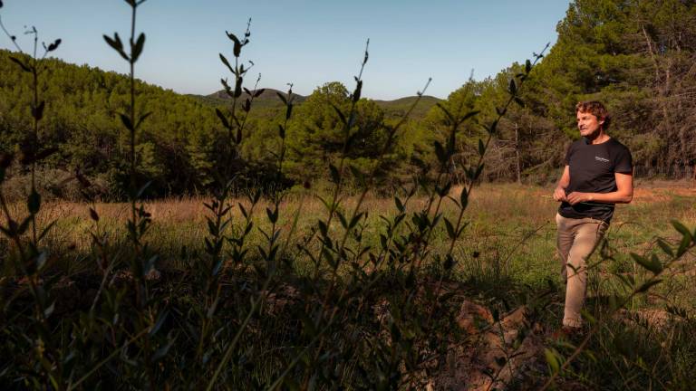 $!A cada paso, el bodeguero profesa respeto por el territorio. FOTO: ÀNGEL ULLATE