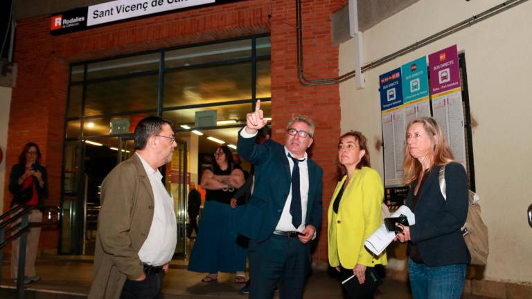 La consellera d eTerritori, Sílvia Panuque, acompanyada poel director de Renfe, Antonio Carmona. Foto: ACN