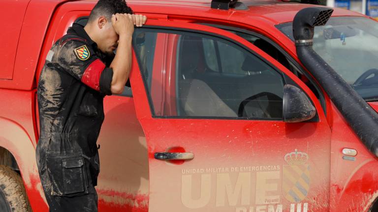 Un soldado de la Unidad Militar de Emergencias aguarda junto a su vehículo en Sedaví durante los trabajos de rescate que se llevan a cabo en gran parte de la provincia. Foto: EFE