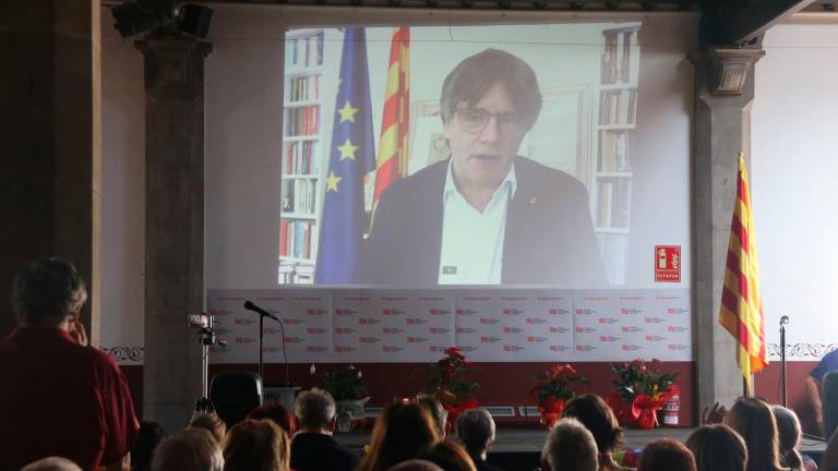 El expresidente de la Generalitat Carles Puigdemont interviene telemáticamente en el acto ‘Som 1 d’octubre’, organizado por el Consell de la República para conmemorar los siete años del 1-O. Foto: ACN