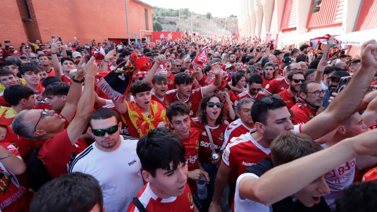 Aficionados del Nàstic, antes del partido contra el Ceuta. Foto: Marc Bosch