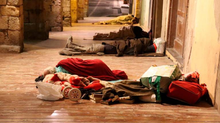 Un grupo de personas sin techo durmiendo en las calles de Tarragona. Foto: ACN