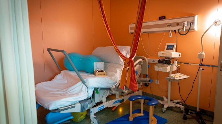 Las salas de dilatación están equipadas con camas articuladas y disponen de diferentes “gadgets”. foto: DAVID OLIETE