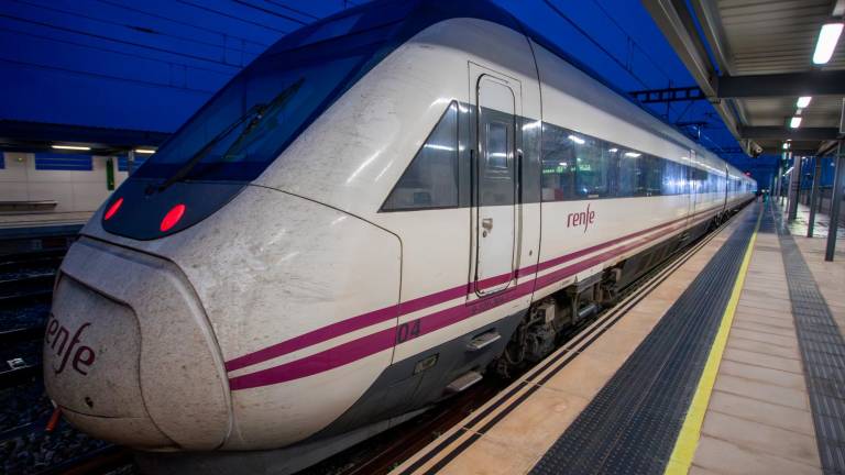 El Avant de vuelta de Barcelona llega a la estación de Cambrils, antes de ir hacia Tortosa. Foto: Marc Bosch