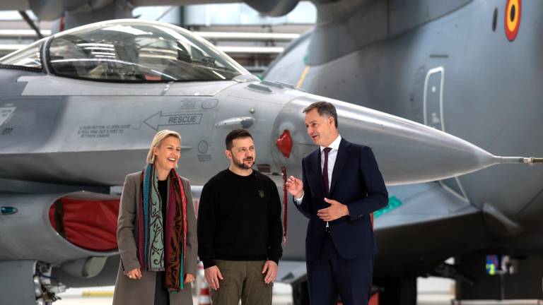 El presidente de Ucrania, Volodímir Zelenski, en el centro la ministra de Defensa y el primer Ministro de Bélgica, antes de una reunión con instructores belgas de aviones de combate F-16. FOTO: EFE