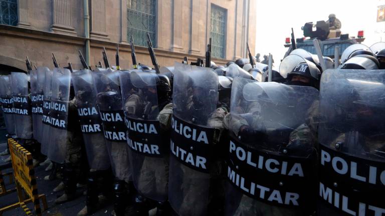 $!Bolivianos en Tarragona: una noche para no pegar ojo tras el intento de golpe de Estado
