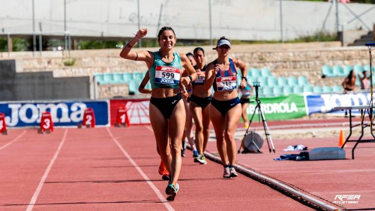 Lucía Redondo, entrando a meta como vencedora en los 10.000 metros marcha. FOTO: RFEA