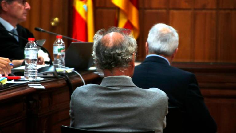 Los empresarios José Miguel Yubero y Juan Carretero de espaldas al inicio del juicio que ha comenzado después de 31 años en la Audiencia de Tarragona. Foto: ACN