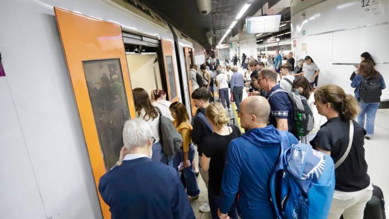 El andén de Barcelona Sants en dirección a Sant Vicenç de Calders está completamente lleno. Foto: Marc Bosch