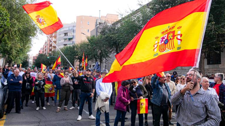 $!Manifestantes concentrados ante la sede del PSC en Tarragona. Foto: Àngel Ullate