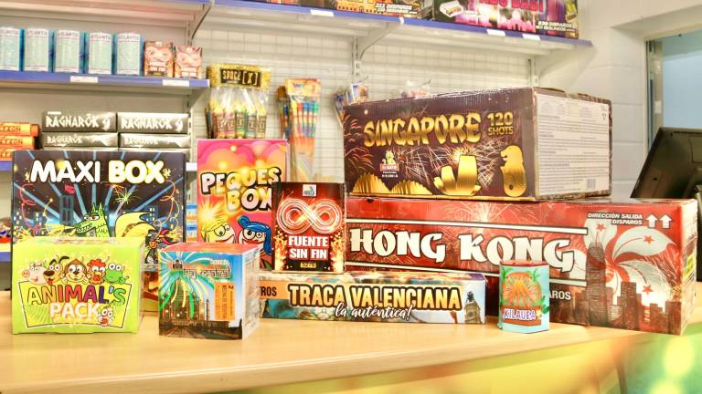 Productos pirotécnicos de todo tipo en una tienda de Petards CM en Palau-solità i Plegamans. Foto: ACN