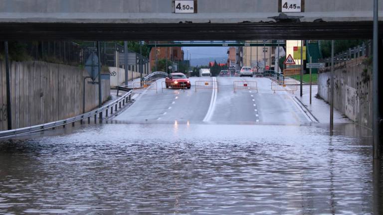 Un coche se desvía para evitar el corte del paso inferior de la C-12, en su paso por Tortosa. Foto: ACN