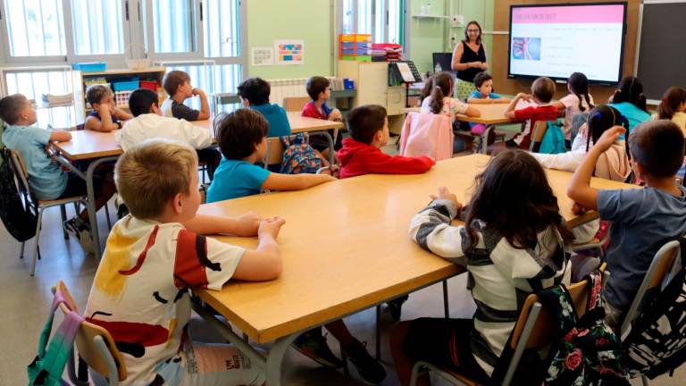 Alumnes de l’escola La Vitxeta de Reus, en el primer dia de classe, aquest dilluns 9 de setembre. FOTO: ACN