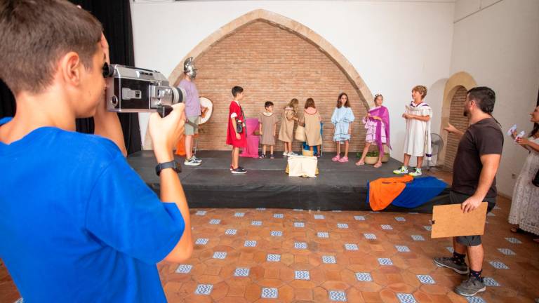 Momento en el que llegó el rodaje, con los actores vestidos y preparados. foto: marc bosch