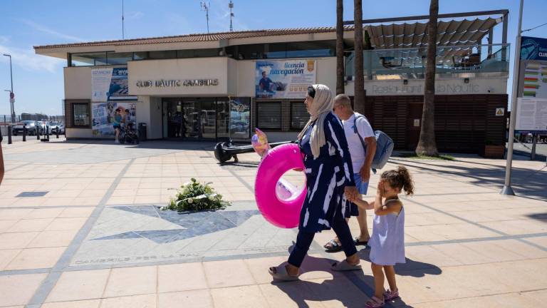 El Ayuntamiento de Cambrils ha depositado un ramo en recuerdo a las víctimas en el Memorial per la Pau que inauguró en 2018. Foto: Àngel Ullate