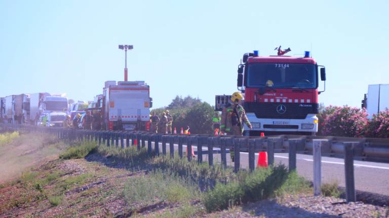 $!VÍDEO: La AP-7 cortada en Ulldecona por un accidente entre dos camiones y un vertido de salfumán
