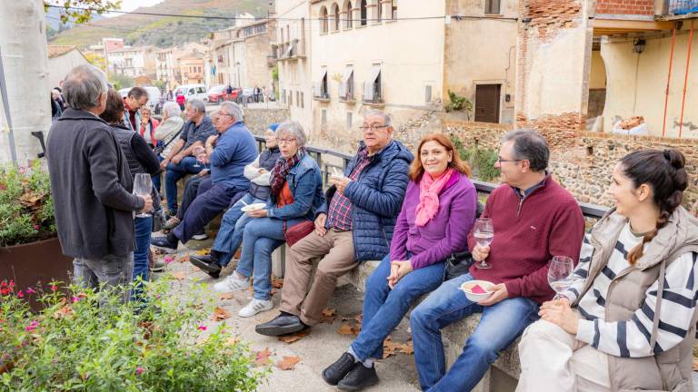 El público disfrutando del buen vino alrededor del rio Cortiella. Foto: Àngel Ullate